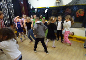 Na zdjęciu widać dzieci na "Zabawie Andrzejkowej"