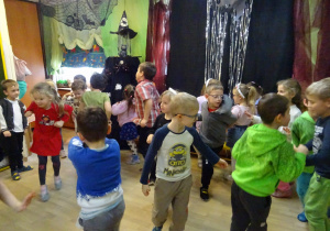 Na zdjęciu widać dzieci na "Zabawie Andrzejkowej"