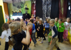 Na zdjęciu widać dzieci na "Zabawie Andrzejkowej"