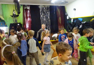 Na zdjęciu widać dzieci na "Zabawie Andrzejkowej"