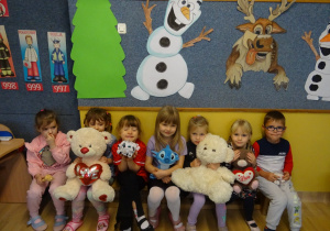 Na zdjęciu widać dzieci podczas zabaw z okazji "Dnia Misia".