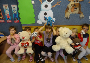 Na zdjęciu widać dzieci podczas zabaw z okazji "Dnia Misia".