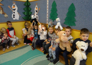 Na zdjęciu widać dzieci podczas zabaw z okazji "Dnia Misia".