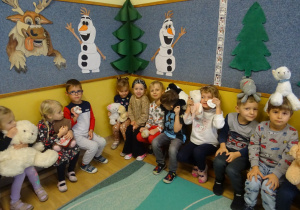 Na zdjęciu widać dzieci podczas zabaw z okazji "Dnia Misia".