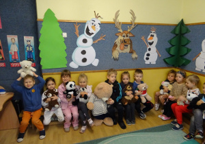 Na zdjęciu widać dzieci podczas zabaw z okazji "Dnia Misia".