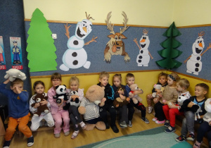 Na zdjęciu widać dzieci podczas zabaw z okazji "Dnia Misia".