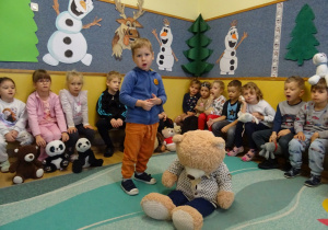 Na zdjęciu widać dzieci podczas zabaw z okazji "Dnia Misia".