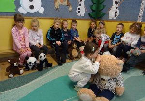 Na zdjęciu widać dzieci podczas zabaw z okazji "Dnia Misia".