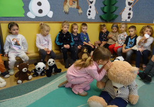 Na zdjęciu widać dzieci podczas zabaw z okazji "Dnia Misia".