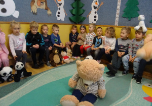 Na zdjęciu widać dzieci podczas zabaw z okazji "Dnia Misia".