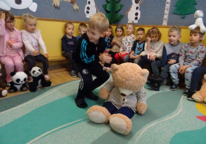 Na zdjęciu widać dzieci podczas zabaw z okazji "Dnia Misia".