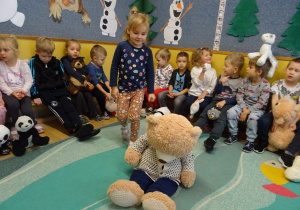 Na zdjęciu widać dzieci podczas zabaw z okazji "Dnia Misia".