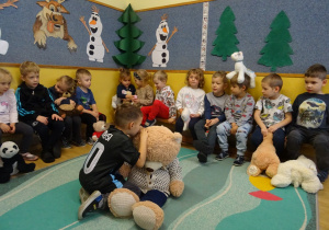 Na zdjęciu widać dzieci podczas zabaw z okazji "Dnia Misia".