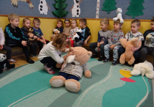 Na zdjęciu widać dzieci podczas zabaw z okazji "Dnia Misia".