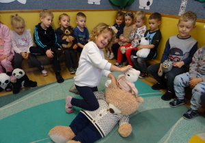 Na zdjęciu widać dzieci podczas zabaw z okazji "Dnia Misia".