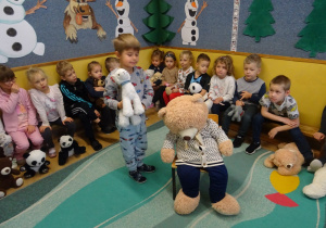 Na zdjęciu widać dzieci podczas zabaw z okazji "Dnia Misia".