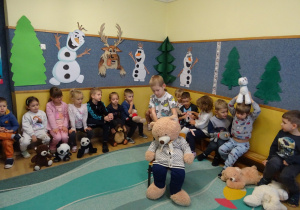 Na zdjęciu widać dzieci podczas zabaw z okazji "Dnia Misia".