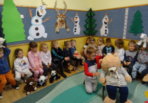 Na zdjęciu widać dzieci podczas zabaw z okazji "Dnia Misia".