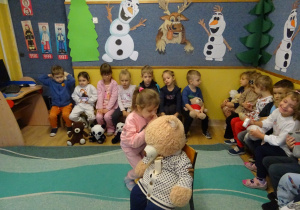 Na zdjęciu widać dzieci podczas zabaw z okazji "Dnia Misia".