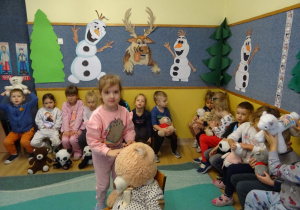 Na zdjęciu widać dzieci podczas zabaw z okazji "Dnia Misia".