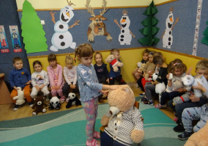 Na zdjęciu widać dzieci podczas zabaw z okazji "Dnia Misia".