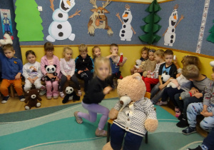 Na zdjęciu widać dzieci podczas zabaw z okazji "Dnia Misia".