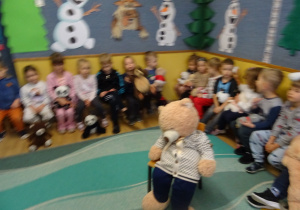 Na zdjęciu widać dzieci podczas zabaw z okazji "Dnia Misia".