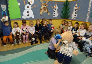 Na zdjęciu widać dzieci podczas zabaw z okazji "Dnia Misia".