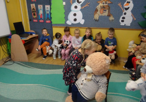 Na zdjęciu widać dzieci podczas zabaw z okazji "Dnia Misia".