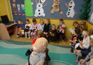 Na zdjęciu widać dzieci podczas zabaw z okazji "Dnia Misia".