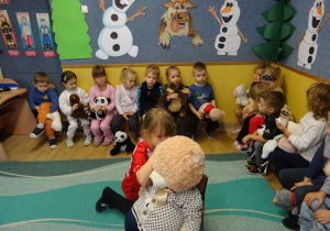 Na zdjęciu widać dzieci podczas zabaw z okazji "Dnia Misia".