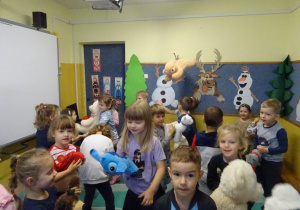 Na zdjęciu widać dzieci podczas zabaw z okazji "Dnia Misia".