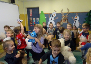 Na zdjęciu widać dzieci podczas zabaw z okazji "Dnia Misia".