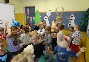 Na zdjęciu widać dzieci podczas zabaw z okazji "Dnia Misia".