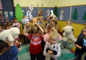 Na zdjęciu widać dzieci podczas zabaw z okazji "Dnia Misia".