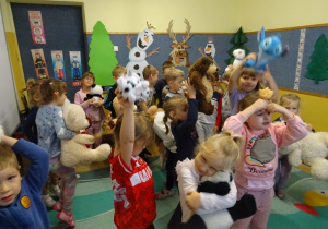 Na zdjęciu widać dzieci podczas zabaw z okazji "Dnia Misia".