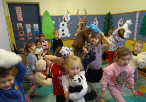 Na zdjęciu widać dzieci podczas zabaw z okazji "Dnia Misia".