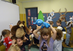 Na zdjęciu widać dzieci podczas zabaw z okazji "Dnia Misia".