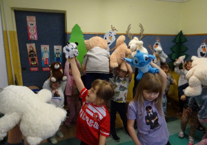 Na zdjęciu widać dzieci podczas zabaw z okazji "Dnia Misia".