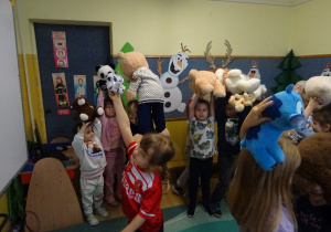 Na zdjęciu widać dzieci podczas zabaw z okazji "Dnia Misia".