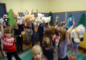 Na zdjęciu widać dzieci podczas zabaw z okazji "Dnia Misia".