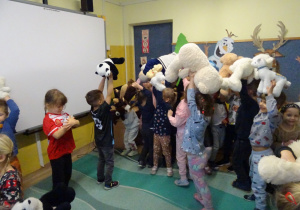 Na zdjęciu widać dzieci podczas zabaw z okazji "Dnia Misia".