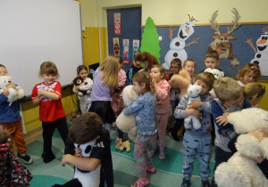 Na zdjęciu widać dzieci podczas zabaw z okazji "Dnia Misia".