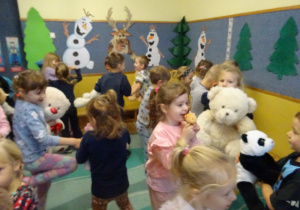 Na zdjęciu widać dzieci podczas zabaw z okazji "Dnia Misia".