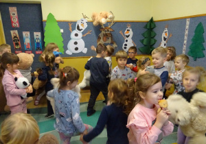 Na zdjęciu widać dzieci podczas zabaw z okazji "Dnia Misia".