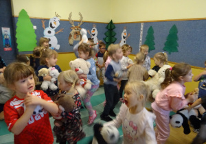 Na Zdjęciu widać dzieci podczas zabaw z okazji "Dnia Misia".