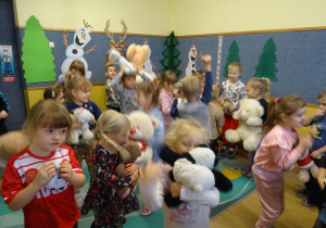 Na zdjęciu widać dzieci podczas zabaw z okazji "Dnia Misia".