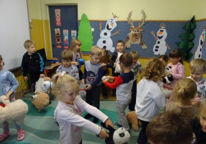 Na zdjęciu widać dzieci podczas zabaw z okazji "Dnia Misia".