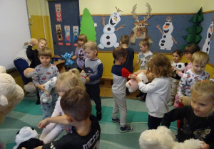 Na zdjęciu widać dzieci podczas zabaw z okazji "Dnia Misia".