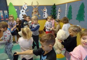 Na zdjęciu widać dzieci podczas zabaw z okazji "Dnia Misia".